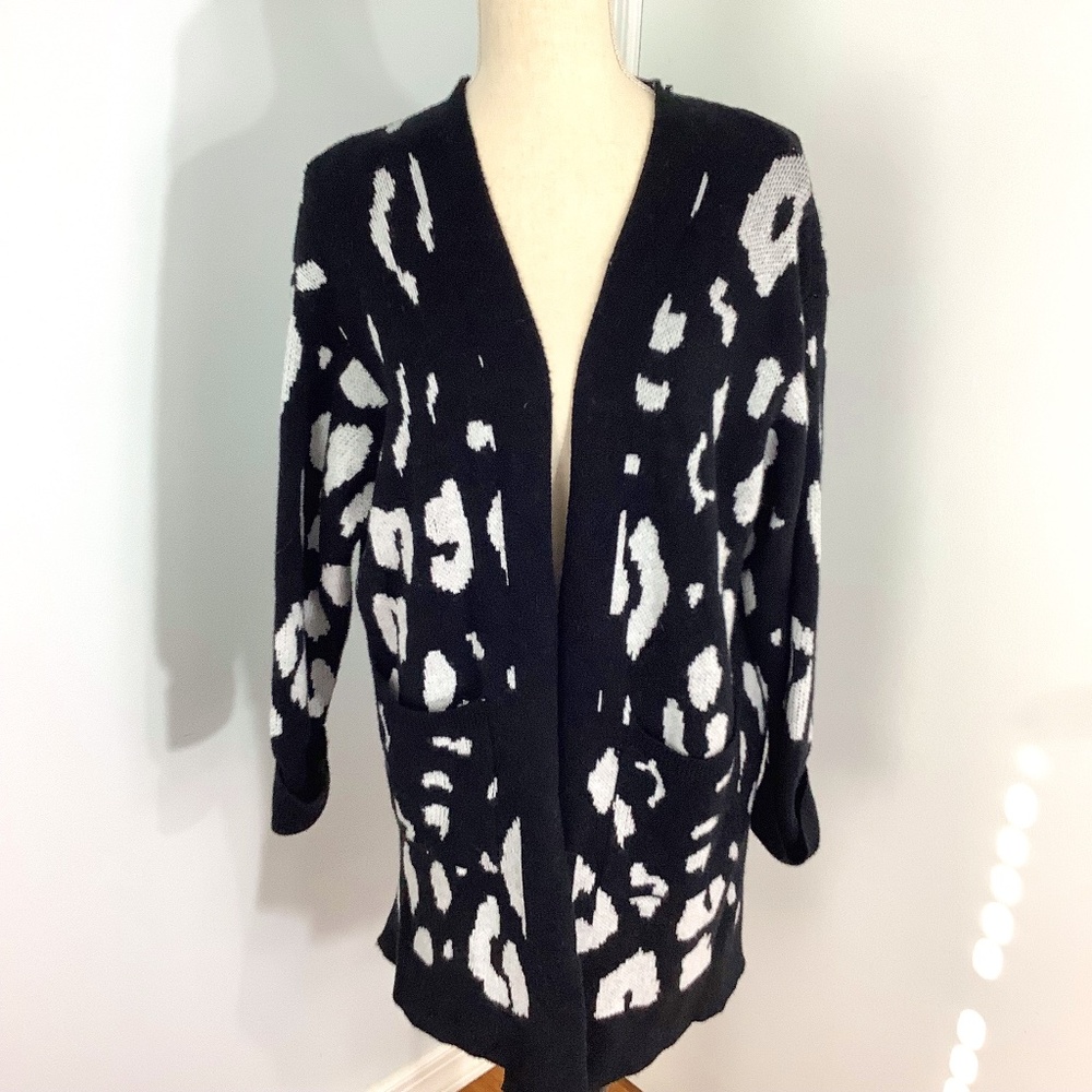 TECREW SIZE LARGE  ABSTRACT ANIMAL PRINT SWEATER KNIT CARDIGAN OPEN FRONT